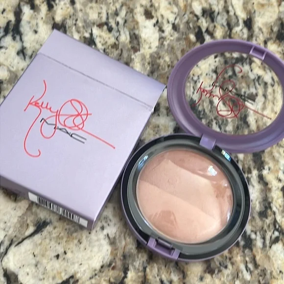 💕⚡️Mac x Kelly Osborne Jolly Good Mineralized Skinfinish - Picture 1 of 10